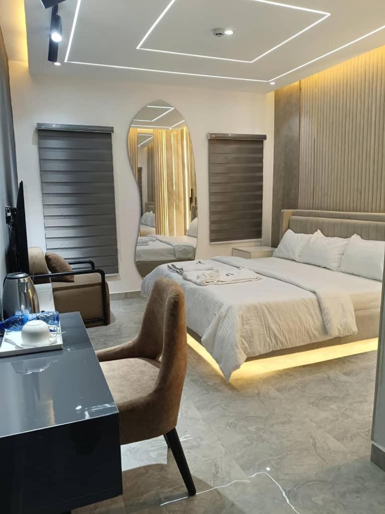 Blackwood Hotels Икеджа Екстериор снимка