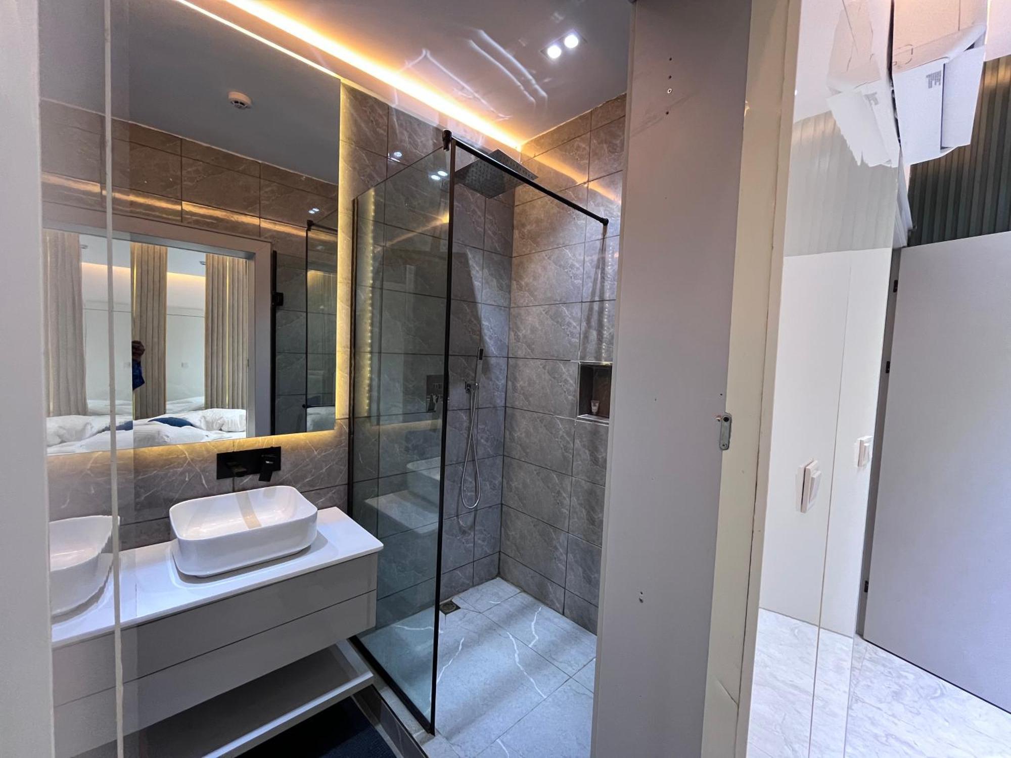 Blackwood Hotels Икеджа Екстериор снимка