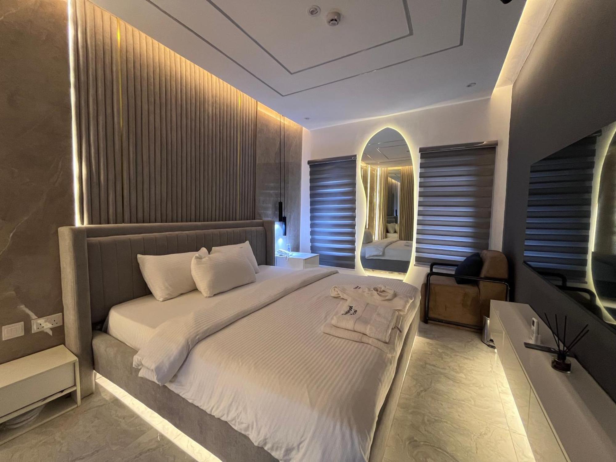 Blackwood Hotels Икеджа Екстериор снимка
