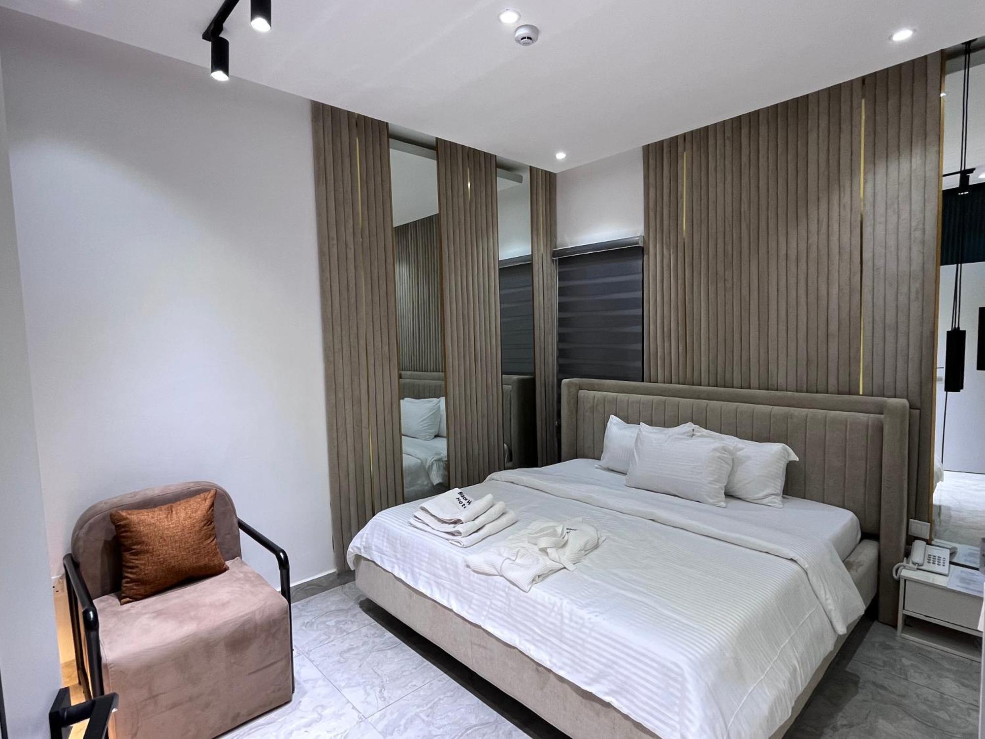 Blackwood Hotels Икеджа Екстериор снимка